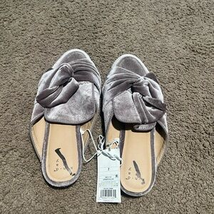 Women’s Velvet Knot Slide Sandals in Light Gray. READ DESCRIPTION